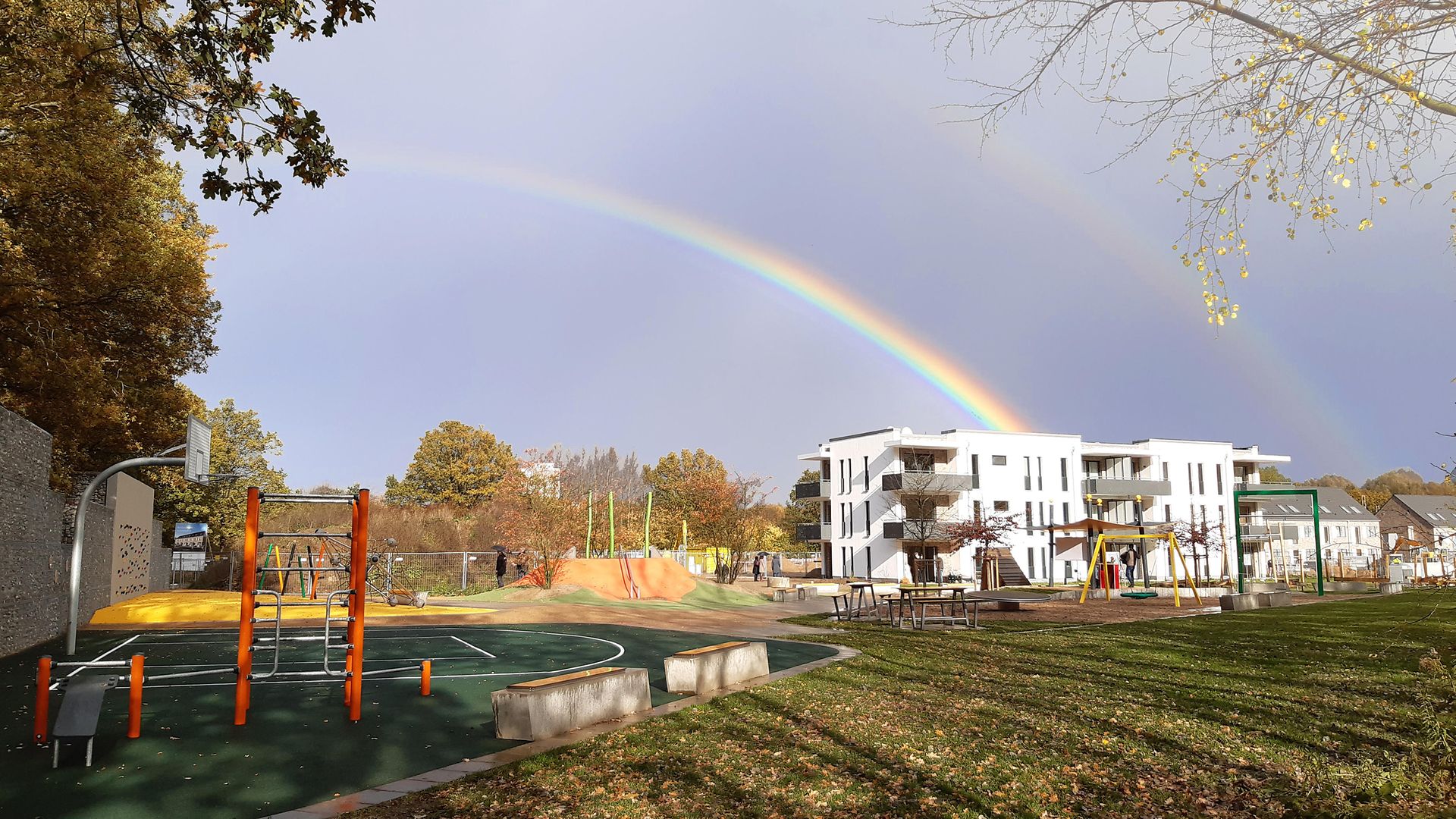 Über die Grüne Mitte des neuen Quartiers Haferblöcken spannt sich ein Regenbogen 