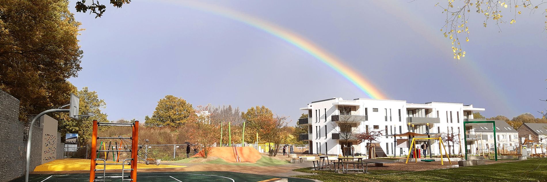 Über die Grüne Mitte des neuen Quartiers Haferblöcken spannt sich ein Regenbogen 